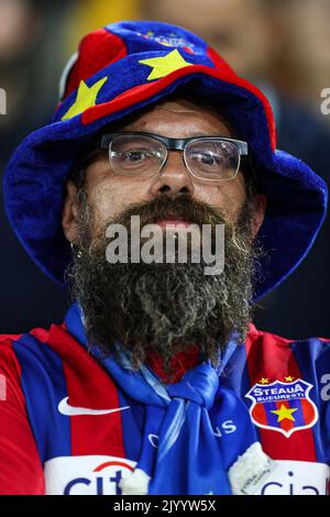 Londra, Inghilterra, 8th settembre 2022. FC Steaua Bucuresti sostenitore durante la partita della UEFA Europa Conference League al London Stadium, Londra. L'immagine di credito dovrebbe essere: Kieran Cleeves / Sportimage Foto Stock