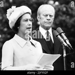 Foto del file datata 6/7/1976 della regina Elisabetta II risponde al discorso di benvenuto del presidente a Washington, D.C. il presidente Gerald Ford guarda, dietro. Data di emissione: Venerdì 9 settembre 2022. Foto Stock