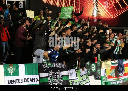 8 settembre 2022, Bolt Arena, Helsinki UEFA Europa League 2022-23 HJK Helsinki - Real Betis Balompi i fan di Betis celebrano il loro credito: Juha Tamminen/AFLO/Alamy Live News Foto Stock