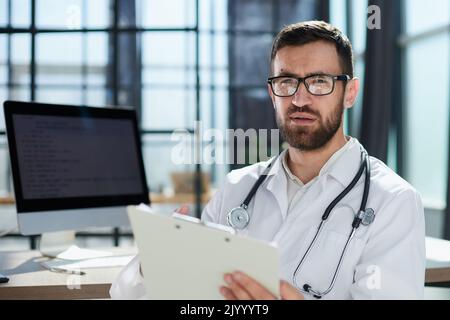 Felice giovane uomo medico sorridere bello Foto Stock