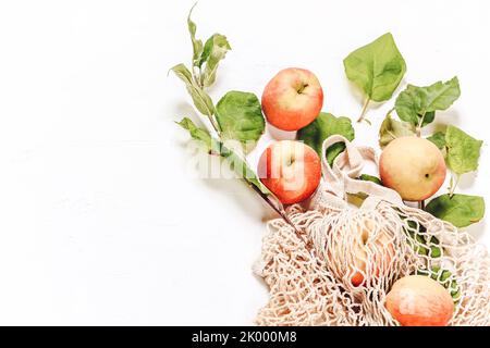 Mele in una griglia ecologica. Composizione autunnale. Prodotto naturale di fattoria Foto Stock