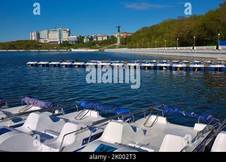 Cheboksary, Russia, 13.05.2022. Capitale della Repubblica di Chuvash. Molo per imbarcazioni da diporto sull'argine di Volga Bay, nel centro storico del ci Foto Stock