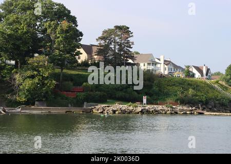 Grandi case sulla costa meridionale del lago Erie nel quartiere Edgewater di Cleveland. Foto Stock