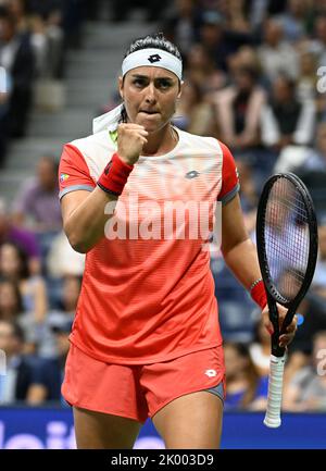 Flushing Meadow, United ha dichiarato. 09th Set, 2022. ONS Jabeur reagisce durante la sua partita con Caroline Garcia nelle semifinali del 2022 US Open Tennis Championships presso l'Arthur Ashe Stadium presso l'USTA Billie Jean King National Tennis Center di New York, giovedì 8 settembre 2022. Foto di Larry Marano/UPI Credit: UPI/Alamy Live News Foto Stock