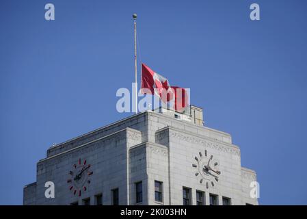 Vancouver, Canada. 8th Set, 2022. La bandiera canadese vola a metà dello staff sopra il Municipio di Vancouver a Vancouver, British Columbia, Canada, il 8 settembre 2022. La regina Elisabetta II, il monarca più longevo della storia britannica, è morta a 96 anni, il Buckingham Palace ha annunciato giovedì. Credit: Liang Sen/Xinhua/Alamy Live News Foto Stock