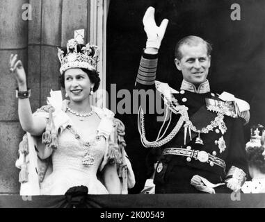 2 giugno 1953 - Londra, Inghilterra, Regno Unito - LA REGINA ELISABETTA II è stata incoronata in una cerimonia di incoronazione nell'Abbazia di Westminster a Londra. Di fronte a più di 8.000 ospiti, tra cui primi ministri e capi di stato provenienti da tutto il Commonwealth, ha preso il giuramento di incoronazione ed è ora destinata a servire il suo popolo. NELLA FOTO: Elisabetta II e IL PRINCIPE FILIPPO dopo l'incoronazione. (Credit Image: © Keystone Press Agency/ZUMA Press Wire) Foto Stock