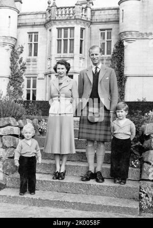 1953 - Scozia, Regno Unito - LA REGINA ELISABETTA II e IL PRINCIPE FILIPPO con i loro figli LA PRINCIPESSA ANNA e IL PRINCIPE CARLO al castello di Balmoral. Quando la Regina e il Duca videro l'immagine decisero: ''questa è la nostra cartolina di Natale, la manterremo per questo'. (Credit Image: © Keystone Press Agency/ZUMA Press Wire) Foto Stock