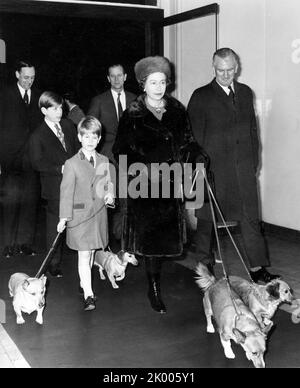 29 dicembre 1971 - Londra, Inghilterra, Regno Unito - la famiglia reale parte per Sandringham dalla stazione di Liverpool Street. LA REGINA ELISABETTA II, al centro, e IL PRINCIPE FILIPPO, quarto da sinistra, camminano con i loro due figli più piccoli, IL PRINCIPE ANDREA, secondo da sinistra, e IL PRINCIPE EDOARDO, terzo da sinistra, cammina con i cani di famiglia sulla loro strada per il treno. (Credit Image: ¬ © Keystone Press Agency/ZUMA Press Wire) Foto Stock