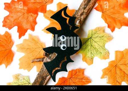 Autunno sfondo. Foglie autunnali e pipistrello. Halloween felice Foto Stock