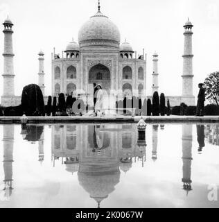 31 gennaio 1961 - Agra, India - figlia maggiore del re Giorgio VI e della regina Elisabetta, ELIZABETH WINDSOR (di nome Elisabetta II) divenne regina all'età di 25 anni, e regnò attraverso più di cinque decenni di enormi cambiamenti sociali e di sviluppo. NELLA FOTO: PRINCIPESSA ELISABETTA e PRINCIPE FILIPPO durante la loro prima visita ufficiale in India di fronte al Taj Mahal. (Credit Image: © Keystone Press Agency/ZUMA Press Wire) Foto Stock