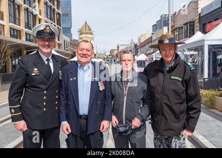 Sydney, Australia, 09 settembre 2022: Dopo il passaggio di sua Maestà la Regina Elisabetta II durante la notte, la marcia pianificata per la città del loro omonimo da parte dell'equipaggio di HMAS Parramatta è stata interrotta con breve preavviso dalla Marina. Ciò ha dato a Chaplin, Nigel Porter (estrema sinistra) e Welfare Rep, Chris Wainwright (estrema destra) il tempo di incontrare due ex-servicemen locali, Cecil Young (L) e Tom Wade, che erano venuti a vedere la parata. Fu un'occasione insieme, per riflettere sul loro tempo nella marina e sulla vita di servizio data dalla regina Elisabetta. Credit: Stephen Dwyer / Alamy Live News Foto Stock