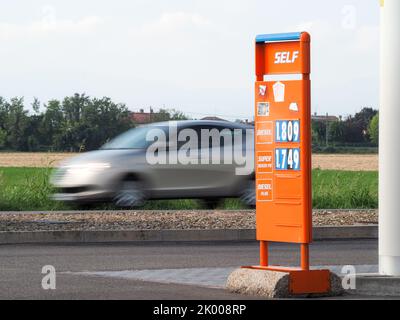 Stazioni di rifornimento di gas GPL e automobili Foto Stock