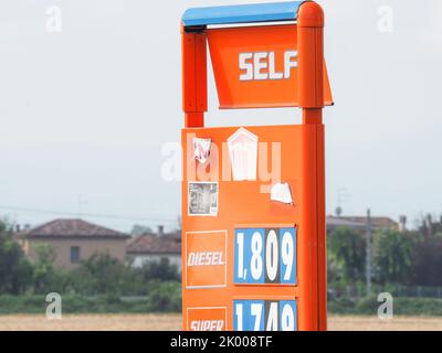 Stazioni di rifornimento di gas GPL e automobili Foto Stock