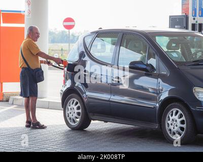 Stazioni di rifornimento di gas GPL e automobili Foto Stock