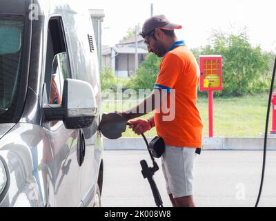 Stazioni di rifornimento di gas GPL e automobili Foto Stock