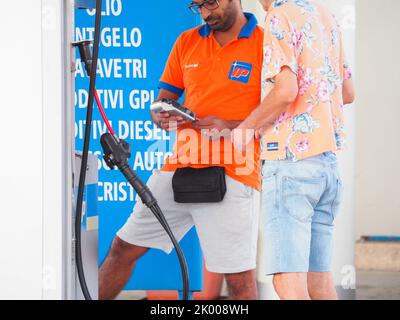 Stazioni di rifornimento di gas GPL e automobili Foto Stock