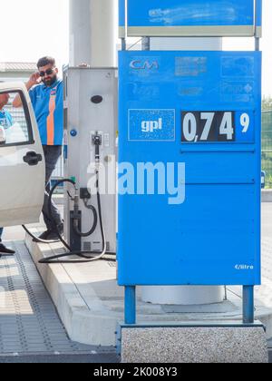 Stazioni di rifornimento di gas GPL e automobili Foto Stock