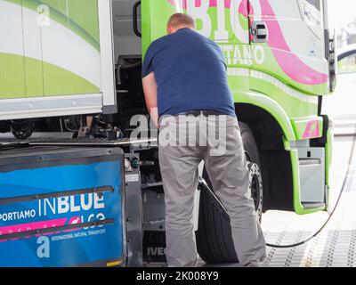 Stazioni di rifornimento di gas GPL e automobili Foto Stock
