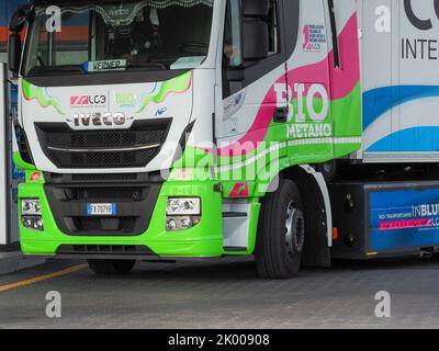 Stazioni di rifornimento gas GPL e metano e automobili Foto Stock