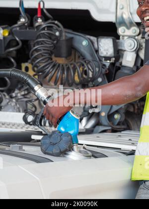 Stazioni di rifornimento di gas GPL e automobili Foto Stock