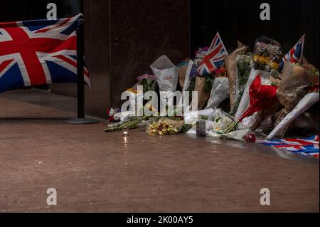 New York, Stati Uniti. 08th Set, 2022. Tributi floreali, candele e bandiere britanniche per sua Maestà la Regina Elisabetta II sono visti fuori dal Consolato Generale britannico a New York. Secondo una dichiarazione rilasciata da Buckingham Palace il 08 settembre 2022, la regina Elisabetta II britannica è morta nella sua proprietà scozzese, Balmoral Castle. La regina di 96 anni era il monarca che regnava più a lungo nella storia britannica. Credit: SOPA Images Limited/Alamy Live News Foto Stock