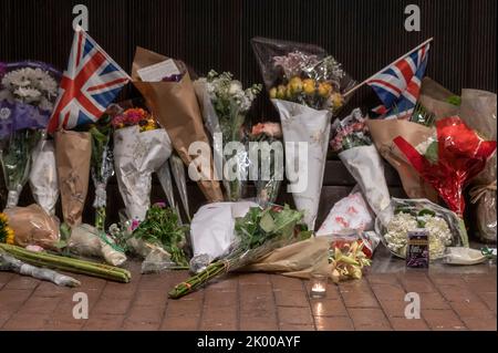 New York, Stati Uniti. 08th Set, 2022. Tributi floreali, candele e bandiere britanniche per sua Maestà la Regina Elisabetta II sono visti fuori dal Consolato Generale britannico a New York. Secondo una dichiarazione rilasciata da Buckingham Palace il 08 settembre 2022, la regina Elisabetta II britannica è morta nella sua proprietà scozzese, Balmoral Castle. La regina di 96 anni era il monarca che regnava più a lungo nella storia britannica. Credit: SOPA Images Limited/Alamy Live News Foto Stock