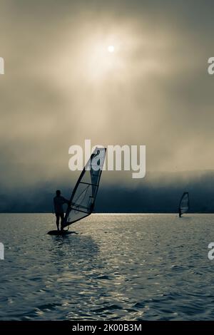 silhouette di windsurf su sfondo tramonto. Foto di alta qualità Foto Stock