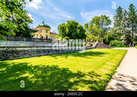 Castello di Buchlovice, repubblica Ceca. Antico patrimonio esterno costruito in stile barocco. Famosa meta turistica nella regione della Moravia meridionale. Foto Stock