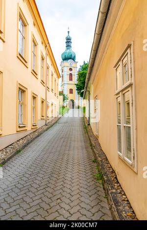 Guarda alla chiesa di Vranov, repubblica ceca. Vista dalla strada stretta al vecchio edificio cattolico. Foto Stock