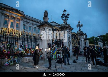 Giornalisti dopo il passaggio di sua Maestà la Regina a Buckingham Palace, Londra, Regno Unito, 9th settembre 2022 (Foto di ben Whitley/News Images) Foto Stock