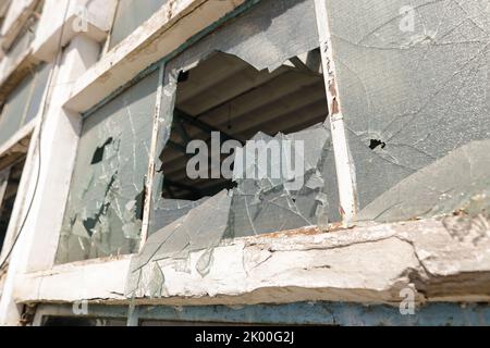 Muri e finestre rotti in un edificio industriale abbandonato. Foto Stock