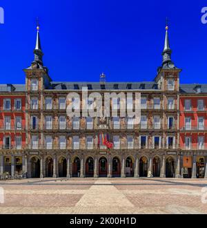 Plaza Mayor Tourist Information Center, Casa de la Panaderia con facciata affrescata, costruita nel 1619, ridipinta nel 1992 da Carlos Franco, Madrid, Spagna Foto Stock