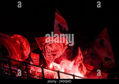 Milano, Italia. 07th Set, 2022. Tifosi del FC Bayern Munchen durante la UEFA Champions League 2022/23 Group Stage - incontro di calcio del Gruppo C tra il FC Internazionale e il FC Bayern Munchen allo Stadio Giuseppe Meazza di Milano il 07 settembre 2022 Credit: Independent Photo Agency/Alamy Live News Foto Stock