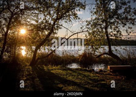 Lago di Banyoles (Estany de Banyoles). Lago naturale situato nella comarca Pla de l'Estany, provincia di Girona, nella Catalogna nordorientale, Spagna Foto Stock