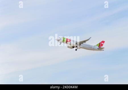 Barcellona, ​​Spain; 21 2022 maggio: Aereo della compagnia TAP Air Portugal Airbus A320, decollo dall'aeroporto Josep Tarradellas Barcelona-El Prat Foto Stock