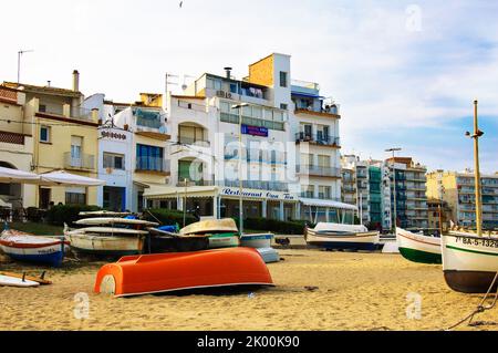 BLANES, SPAGNA - 04 MAGGIO, 2005: Colorate barche fisher sulla spiaggia Foto Stock