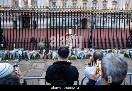 Londra, Regno Unito. 09th Set, 2022. I pianti fotografano la notizia della morte delle regine dopo il passaggio di sua Maestà la Regina a Buckingham Palace, Londra, Regno Unito, 9th settembre 2022 (Foto di ben Whitley/News Images) a Londra, Regno Unito il 9/9/2022. (Foto di ben Whitley/News Images/Sipa USA) Credit: Sipa USA/Alamy Live News Foto Stock
