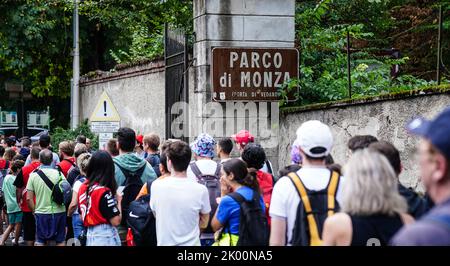 Gli appassionati arrivano sul circuito per le prove libere al Gran Premio d'Italia di Monza. Data immagine: Venerdì 9 settembre 2022. Foto Stock