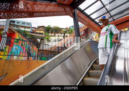 Colombia, Medellin, una scala mobile è stato costruito nel comune 13 slum per sviluppare la zona. Insieme ad altri progetti sociali l'intera area sarà di upgr Foto Stock