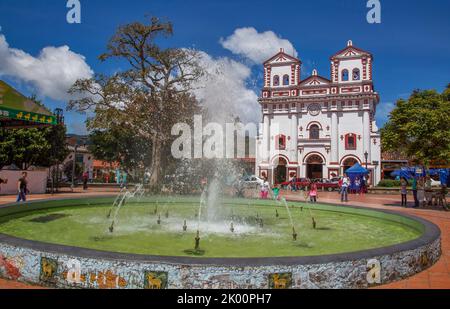 Colombia, Guatape, piazza centrale del villaggio con la chiesa e la fontana Foto Stock