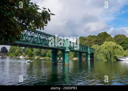 La ferrovia e il ponte sul Tamigi tra Marlow Lock e Cookham Lock a Bourne End, Buckinghamshire Foto Stock