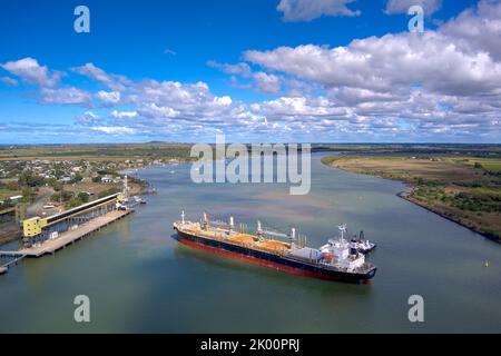 Aereo della nave portarinfuse Nanaimo Bay con partenza dal terminal dello zucchero sul Burnett River Port Bundaberg Queensland Australia Foto Stock