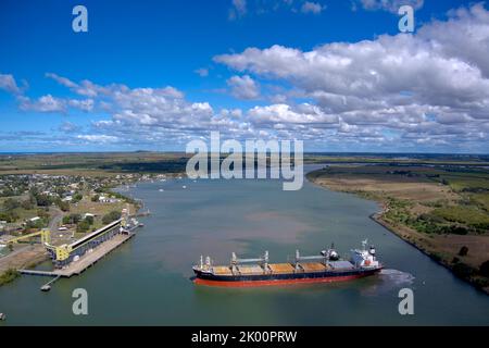 Aereo della nave portarinfuse Nanaimo Bay con partenza dal terminal dello zucchero sul Burnett River Port Bundaberg Queensland Australia Foto Stock