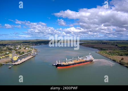 Aereo della nave portarinfuse Nanaimo Bay con partenza dal terminal dello zucchero sul Burnett River Port Bundaberg Queensland Australia Foto Stock