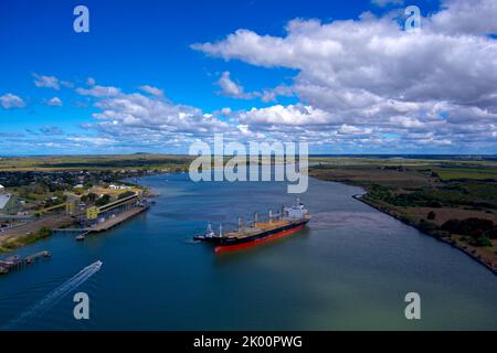 Aereo della nave portarinfuse Nanaimo Bay con partenza dal terminal dello zucchero sul Burnett River Port Bundaberg Queensland Australia Foto Stock