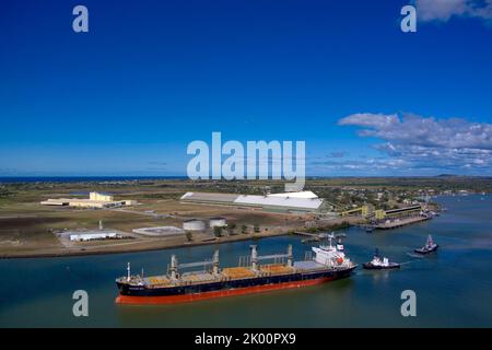 Aereo della nave portarinfuse Nanaimo Bay con partenza dal terminal dello zucchero sul Burnett River Port Bundaberg Queensland Australia Foto Stock