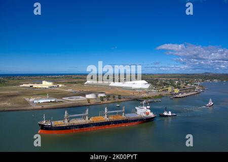 Aereo della nave portarinfuse Nanaimo Bay con partenza dal terminal dello zucchero sul Burnett River Port Bundaberg Queensland Australia dopo lo scarico del gesso Foto Stock