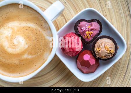 Delizioso caffè con cioccolatini fatti in casa come piacevole spuntino Foto Stock