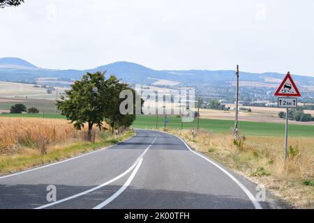 Strada di campagna in Eifel, secca fine estate Foto Stock