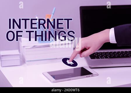 Ispirazione che mostra il segno Internet di Thingsconnessione di dispositivi alla rete per inviare dati di ricezione. Concetto che significa collegamento di dispositivi alla rete a. Foto Stock